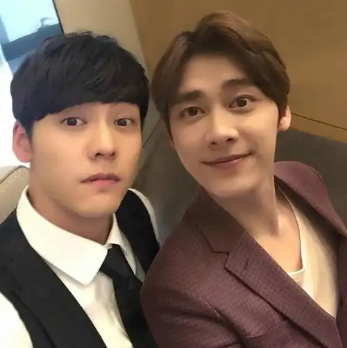 情侣头像拼成一张照片系