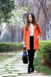 女孩的表情不错绿色清新人像外拍