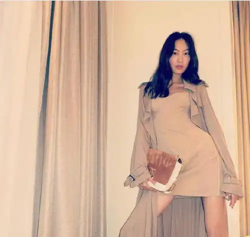 秦舒培现身,风衣配短裙同色系穿出高级感,网友这腿真实存在吗