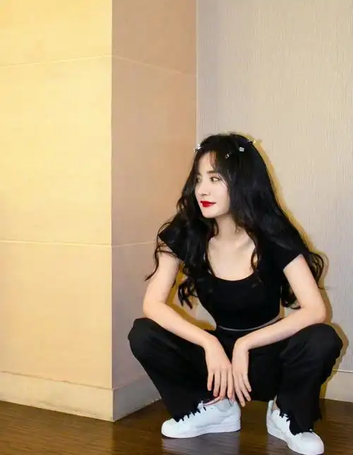 杨幂真是腰精,黑色短上衣搭西装裤秀马甲线,身材气质太绝了