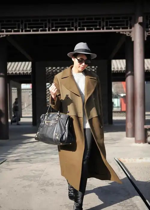 胡杏儿挺7个月孕肚春晚彩排,大衣太窄扣子都系不上,短发很利索