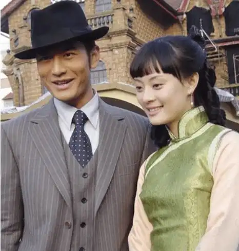 看到在街头摆摊的父亲,孙俪无视不认他,童年失去父爱怀恨在心