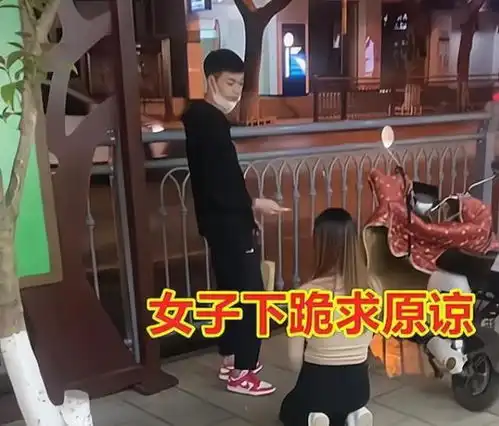云南一对情侣,女孩下跪求原谅,男子一记摸头杀后扭头离开