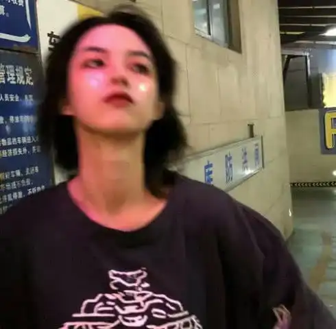 别再用土俗头像了,最近比校花还美的头像火了,看一眼就沦陷
