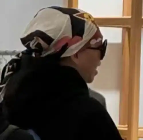 51岁张惠妹日本逛商场,打扮潮酷瘦成瓜子脸,小6岁男友贴心陪伴