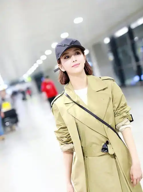 佟丽娅与董洁仅相差4岁,机场同穿卡其色风衣,美的难分高下