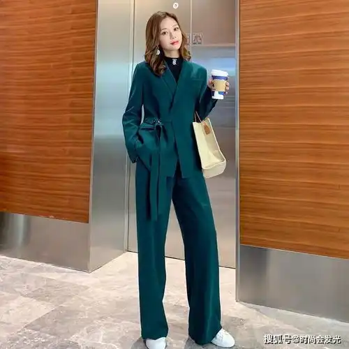 职场女生有福气了,西装搭配好也可以穿得很时髦,一衣多穿很简单