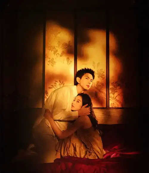 李现周雨彤光影中紧紧相依暧昧氛围下春意掩匿