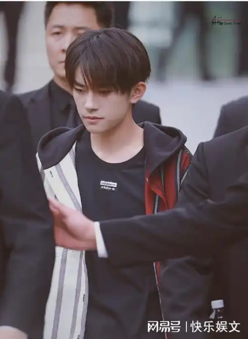 23岁易烊千玺近照认不出脸部五官瘦到脱相,嘴巴变大判若两人