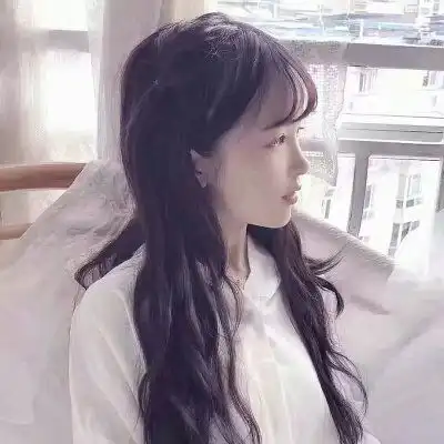 00后可爱小女生侧身图片