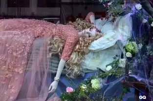 环游世界知名百货圣诞美景迪士尼卡通公主系列太阳剧团等纷纷跃上橱窗