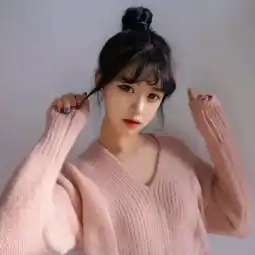 一边扎起一半放下的发型,才是这个冬天的时尚态度