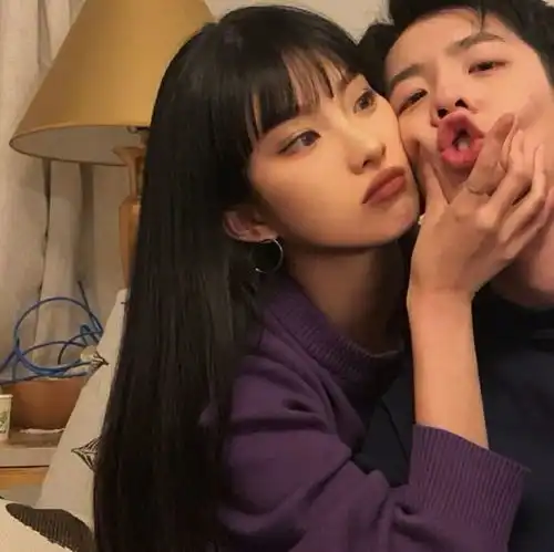 情侣头像我偏要在这个薄情的世界里讲深情的话做浪漫的事