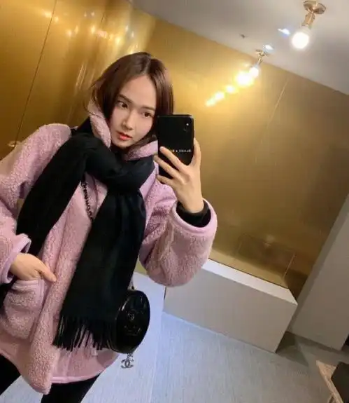 郑秀妍秀私服,穿粉色小羊羔外套,演绎个性围巾系法少女感满满