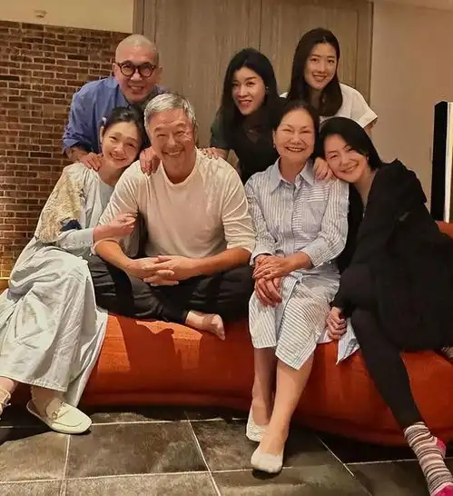 具俊晔夫妇出席小s公公葬礼大s穿灰色开衫裹头巾,一儿一女缺席