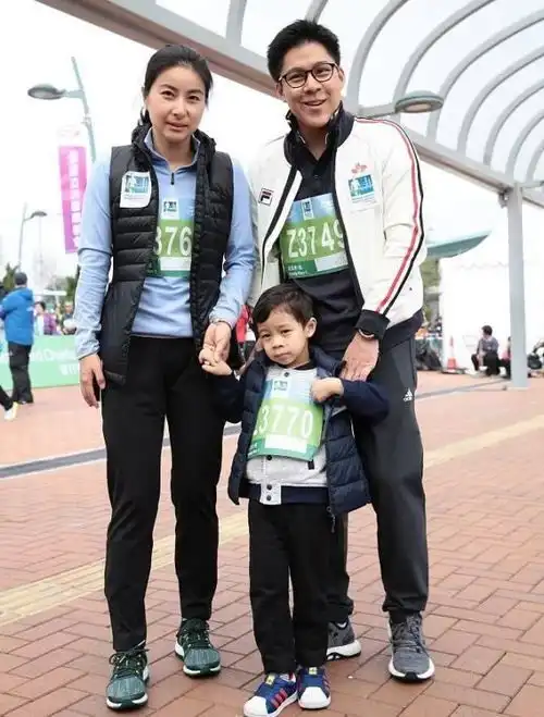 偶遇霍启刚和郭晶晶泰国游,享受浪漫二人世界,这个细节没法吐槽