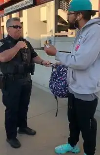 美国黑人男子站台上吃三明治被4名警察戴手铐押走