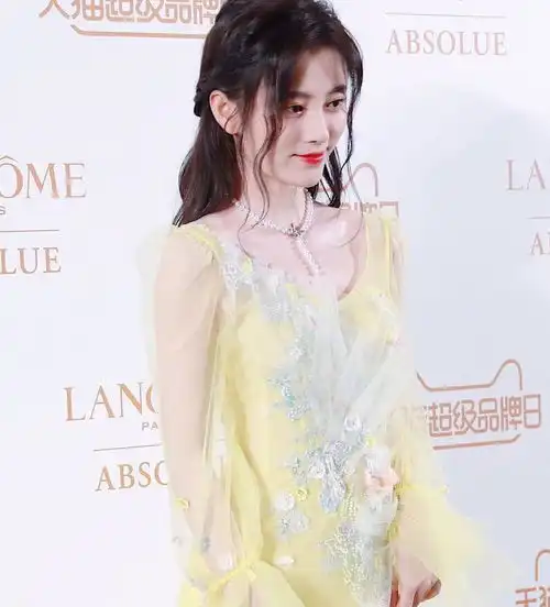 鞠婧祎黄色纱裙尽显仙女本性,长裙变拖地裙,身前装饰却显廉价感