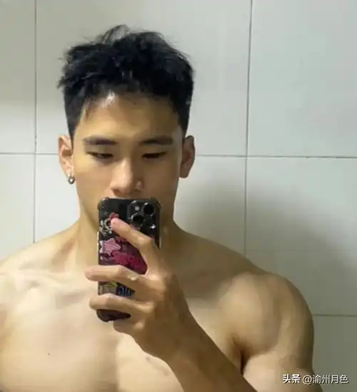 大块头脂包肌男人,让人迷恋他的腹肌