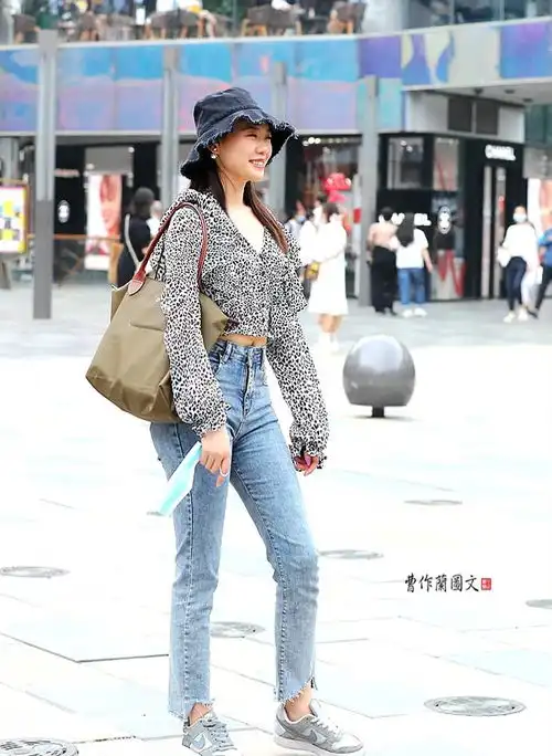 豹纹总与厚重和暖色联在一起,夏季,美女怎样把豹纹穿出清凉感