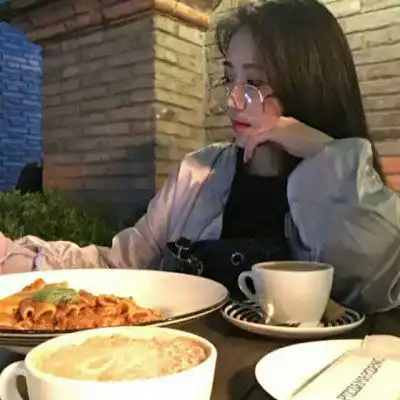 高冷情侣头像一男一女散落在指尖的阳光