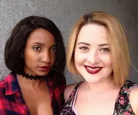 红唇果然是女人的共同语言黑白闺蜜的唇膏试色秀