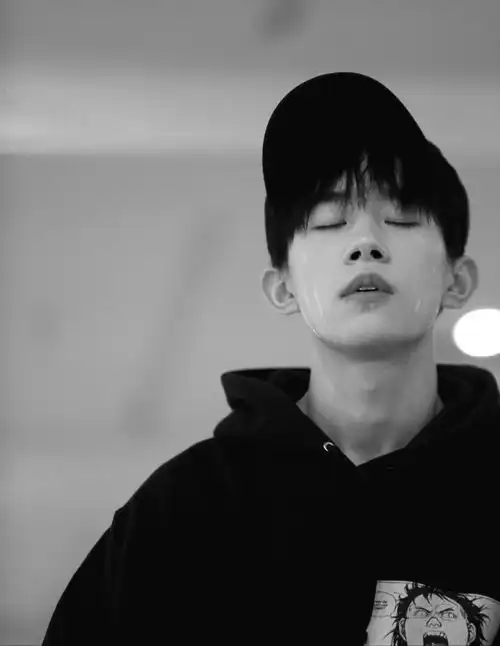 少年易烊千玺备受宠爱,被轮番摸头剧组现场爆料趣事