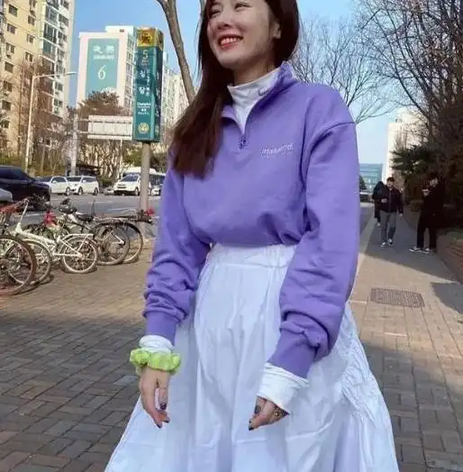 宋佳不愧是白色月光女强人,穿紫色连衣长裙,气场高级装不来