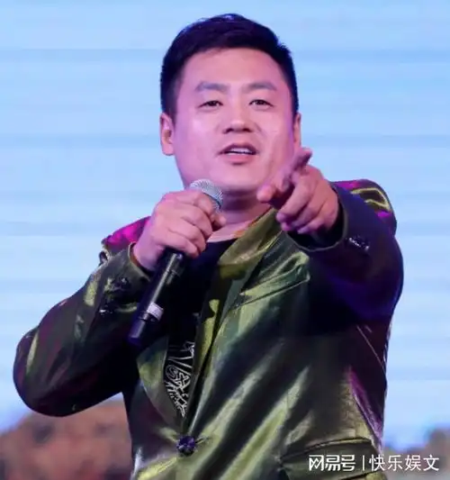 赵本山弟子女儿长大成人亭亭玉立长腿白皙,父女同框合影似情侣