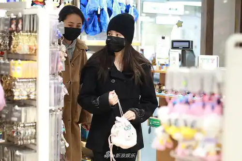 组图欧阳娜娜机场逛玩具店少女心满满大方签名实力宠粉