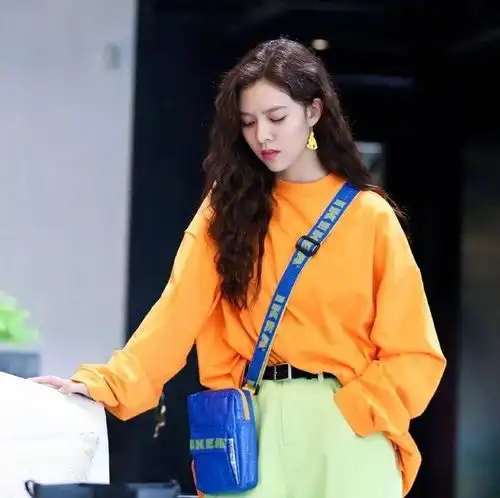 比毛衣百搭,比衬衫时髦,今年秋天卫衣太火了,宋茜杨幂抢着穿