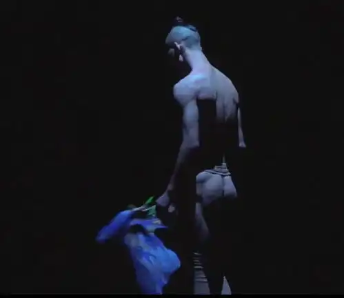 女舞者抓男舞者下体后续男演员台上露臀照流出,舆论风波再升级