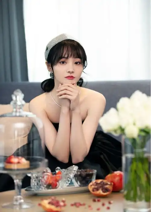 郑爽越到过年就越好看了,粉色纱裙温柔明媚,满足了少女心的期盼