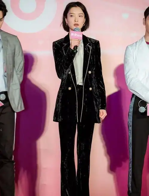 收起你的小黑裤今年流行的是丝绒裤,高级显瘦