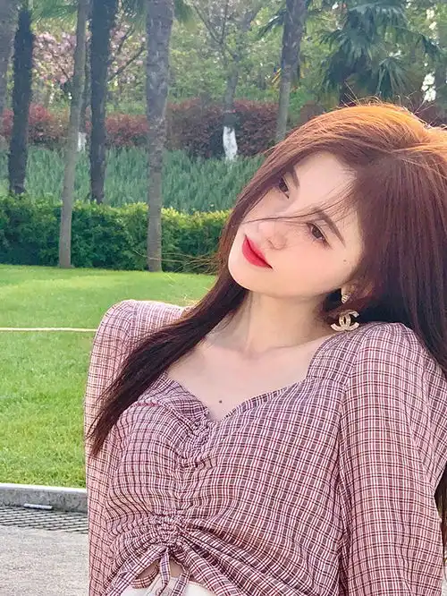 神仙颜值鞠婧祎换新发色太温柔,穿露脐装演绎小个子春日穿搭