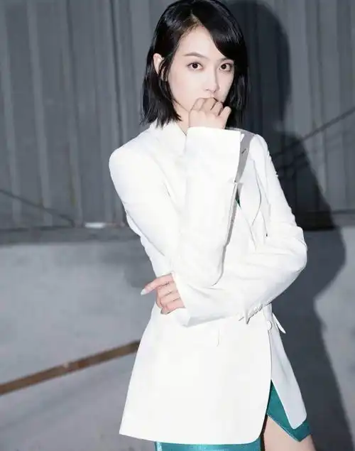 宝藏系女孩宋茜,白色西装连体裤凹造型,高级又有国际范