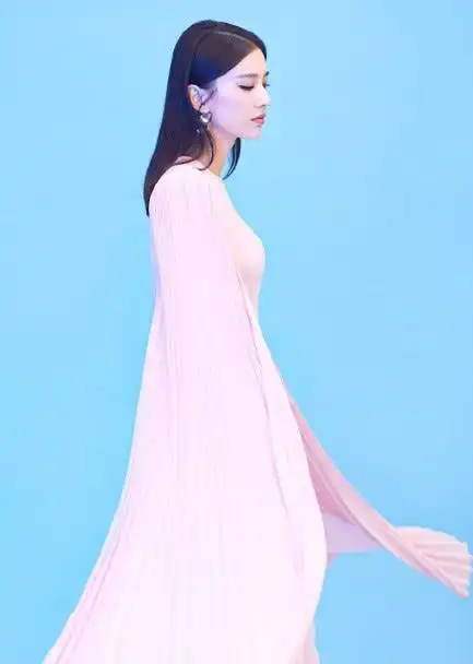 黄圣依真会显嫩了,36岁穿粉色裙少女感足,叫00后怎么活