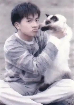 娶身家40亿经纪人,低调16年,今华丽蜕变成导演,47岁还扮小鲜肉