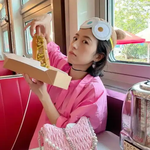 杨幂又带火了回力鞋裙子巨美巨显腿细,绝了