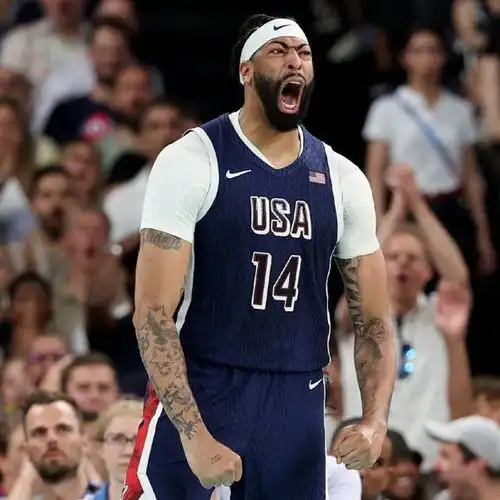 美国男篮夺冠定妆照出炉杜兰特咬金牌太帅了库里秀法语版晚安