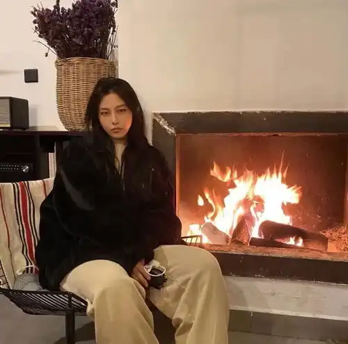 让你心动的情侣头像丨你涉世未深,所以你与众不同