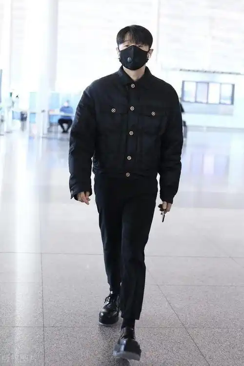 李荣浩一袭黑色穿搭现身机场,依旧是熟悉的黑色情有独钟吧