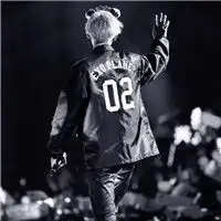 傻傻的望着远方不回头真人头像男生帅气背影图片