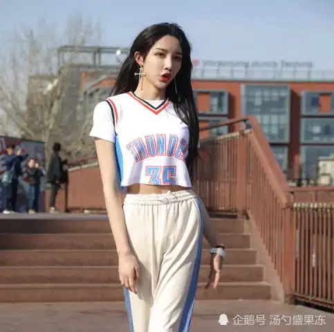 网红艾比到底多会穿篮球服剪一半套在身上,看起来比女神还美