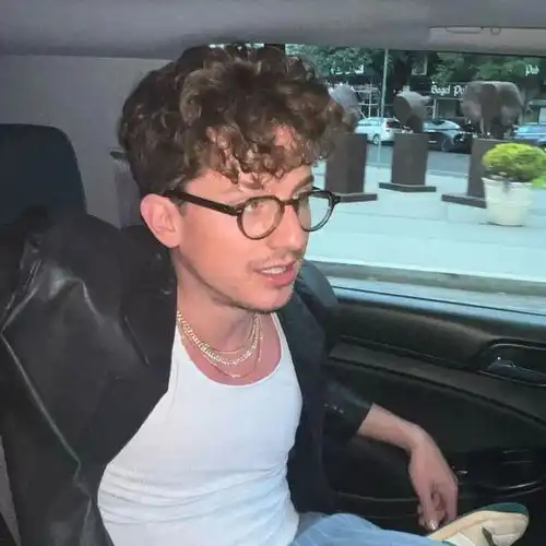 charlieputh换头像了,好可爱的男人