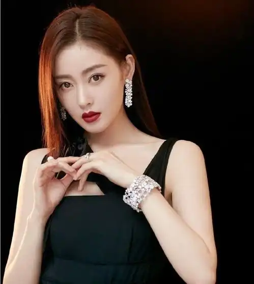 早该跟高跟鞋说拜拜,现在流行张天爱的锁链鞋,洋气显高