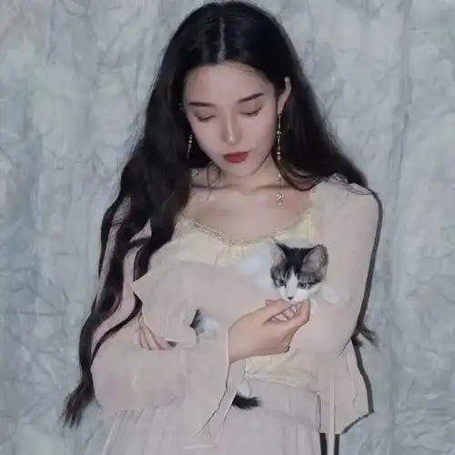 抱猫的少女