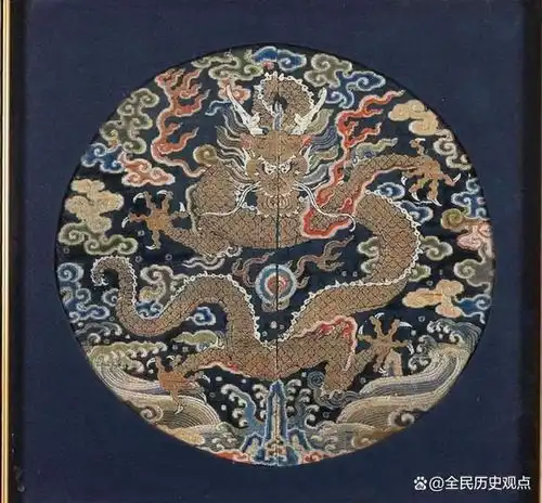 2006年北京挖出不腐干尸,用龙袍陪葬,专家推测墓主疑似韦小宝