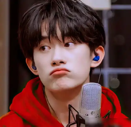 易烊千玺爸妈出席活动,发型宛如大牌明星,弟弟造型更惊艳