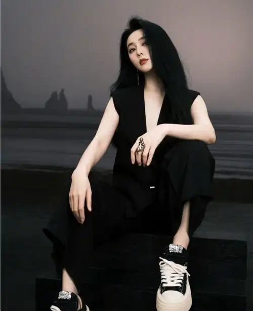 范冰冰罕换风格太惊艳,裸穿西装好霸气,飒爽高级不失女人味